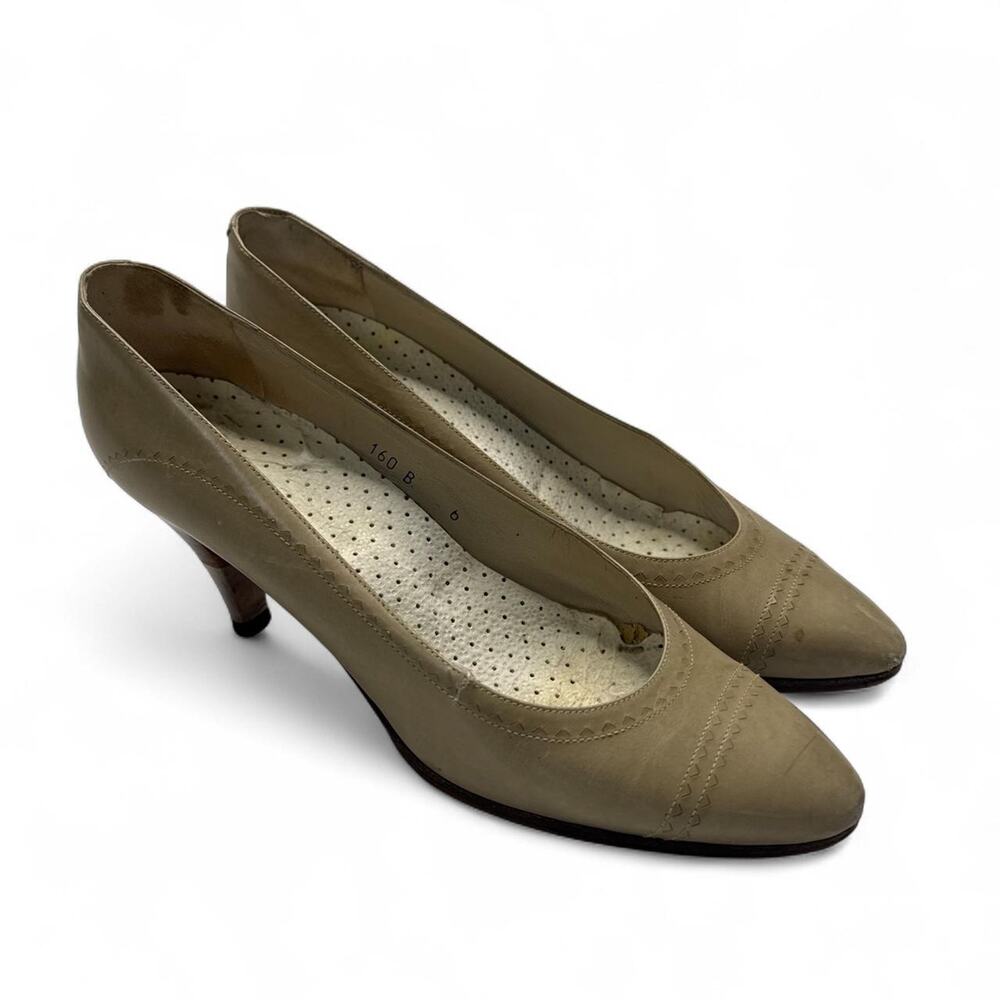 J&M Tan leather pumps vintage 1980s with pointed toe and 3" heel. Made in Italy